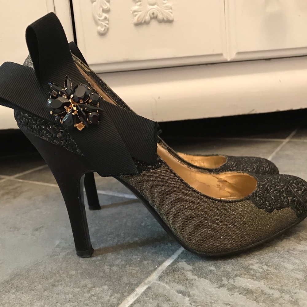 Vince Camuto gold black lace heels